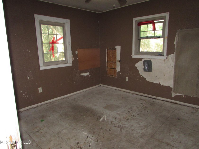 Beautiful large oak trees surround this 3bdrm 1bth home. No - photo 8