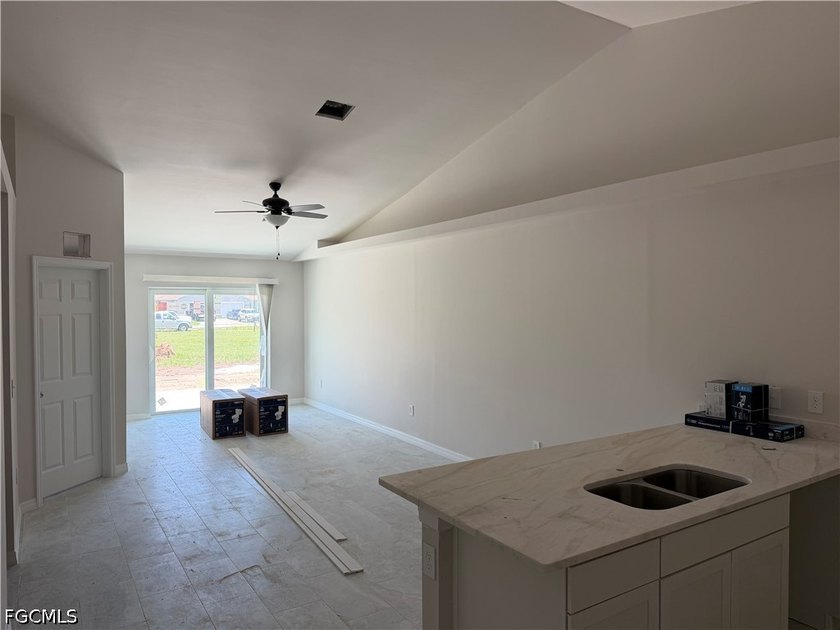 Brand-new 6-bedroom, 4-bathroom duplex is located in a quiet - photo 3
