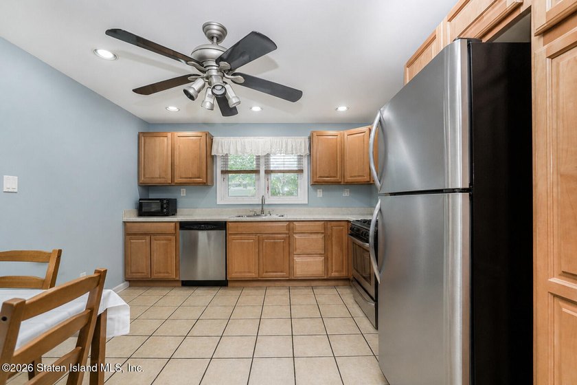 Charming and beautifully updated single-family colonial house - photo 11