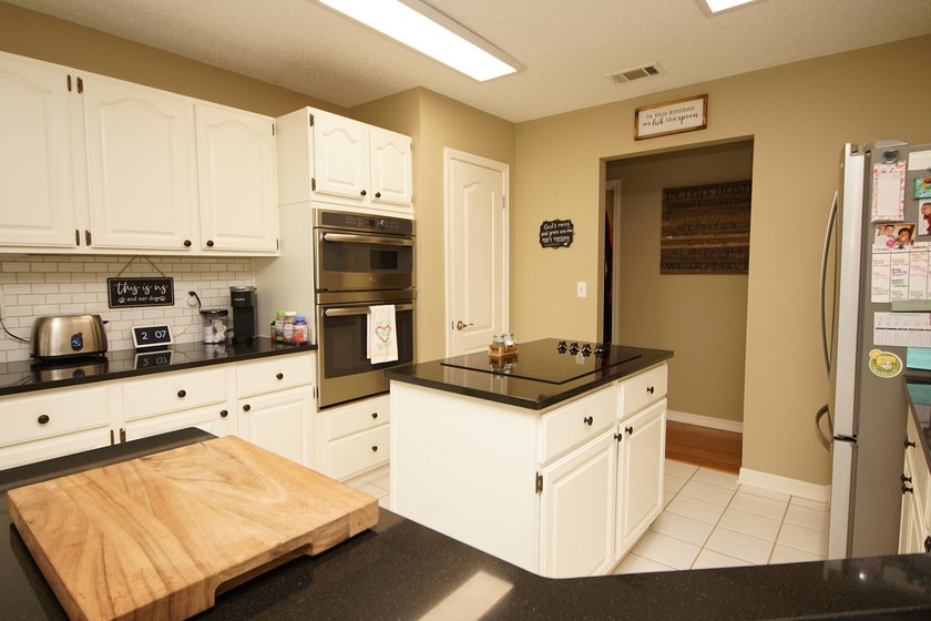 Welcome to the gated community of Parkwood Estates! We are - photo 13