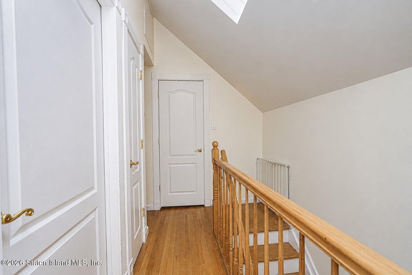 Charming and beautifully updated single-family colonial house - photo 13