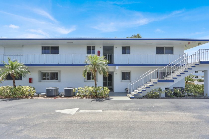 Rare 1st floor 2 bedroom, 2 bathroom condo with in unit laundry - photo 2