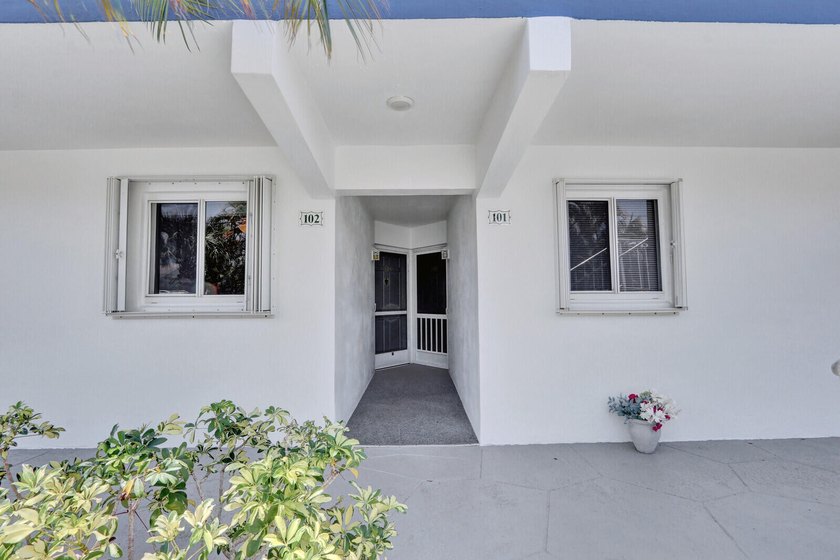 Rare 1st floor 2 bedroom, 2 bathroom condo with in unit laundry - photo 4