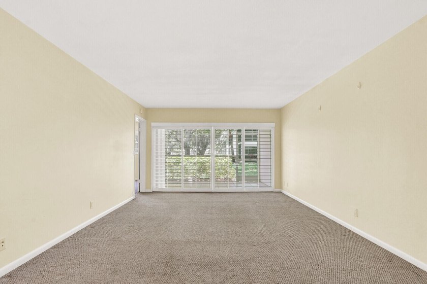 Rare 1st floor 2 bedroom, 2 bathroom condo with in unit laundry - photo 7