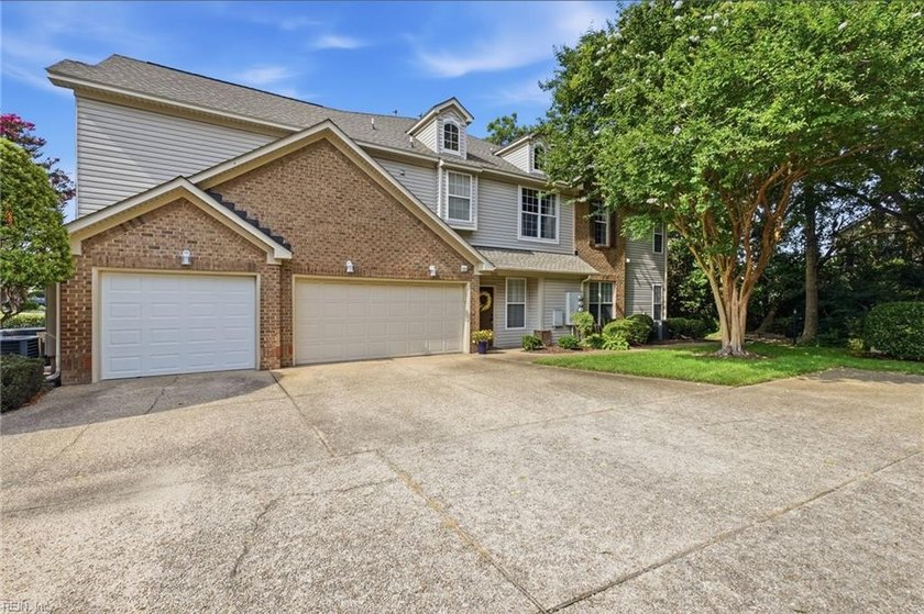 Welcome to sought-after Cypress Point! This spacious 3-bedroom - photo 22