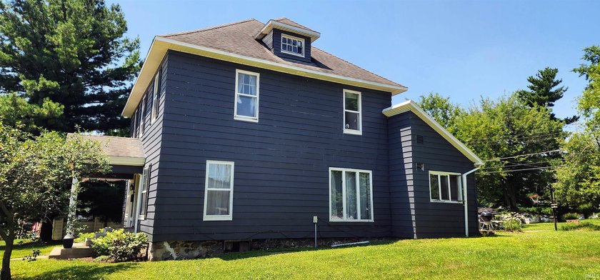 At 300 W Main Street, Syracuse, IN, discover a residential - photo 3