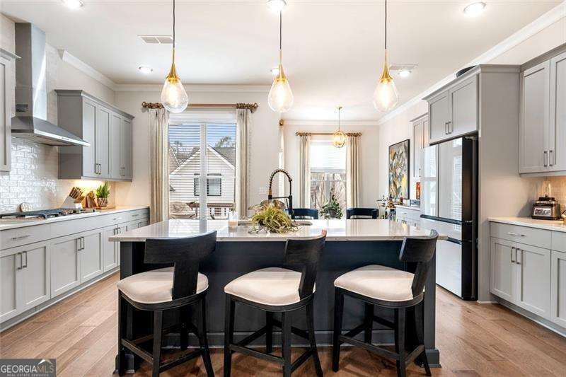 Welcome to this beautifully upgraded three-level townhouse - photo 19