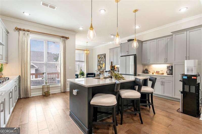 Welcome to this beautifully upgraded three-level townhouse - photo 21