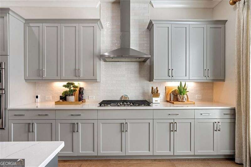 Welcome to this beautifully upgraded three-level townhouse - photo 22