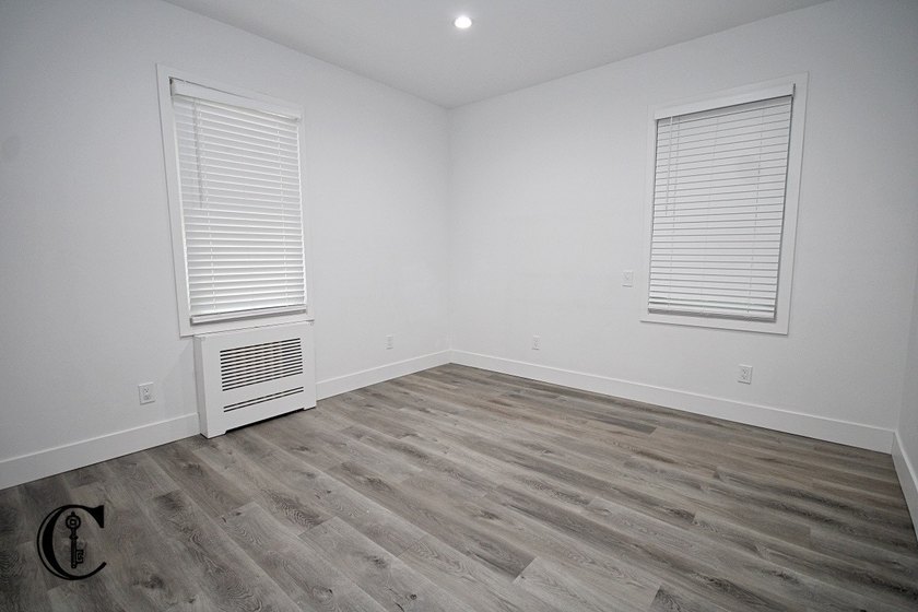 Rare Oakwood two-family detached. Incredible value, won't last! - photo 22