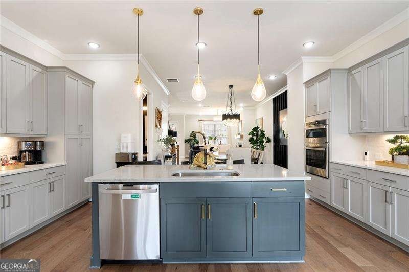 Welcome to this beautifully upgraded three-level townhouse - photo 23