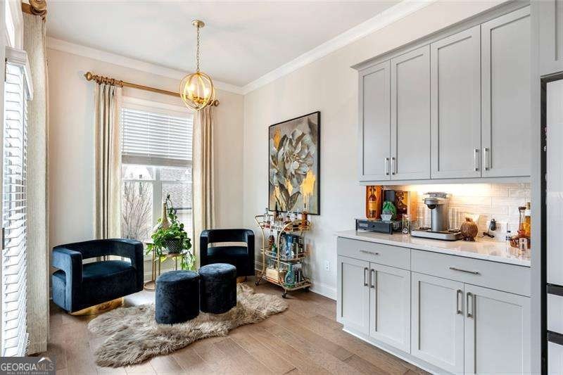 Welcome to this beautifully upgraded three-level townhouse - photo 24