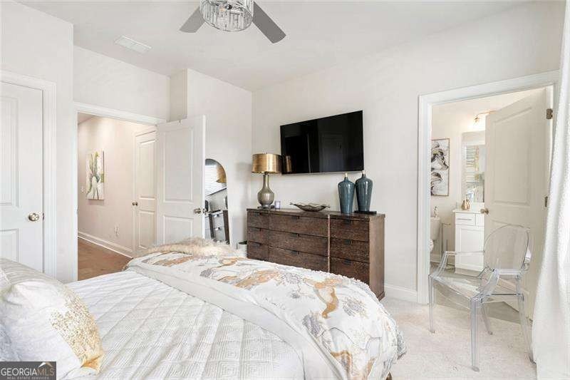 Welcome to this beautifully upgraded three-level townhouse - photo 28
