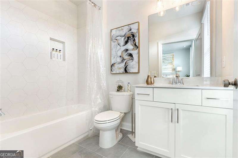 Welcome to this beautifully upgraded three-level townhouse - photo 29