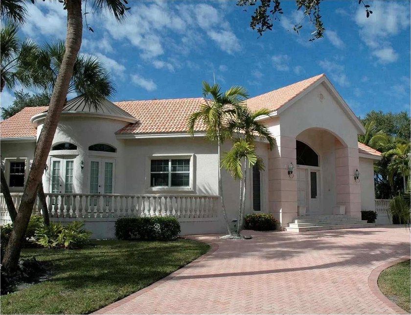 Immerse yourself in the tranquility of 5331 Siesta Cove Drive, a - photo 2