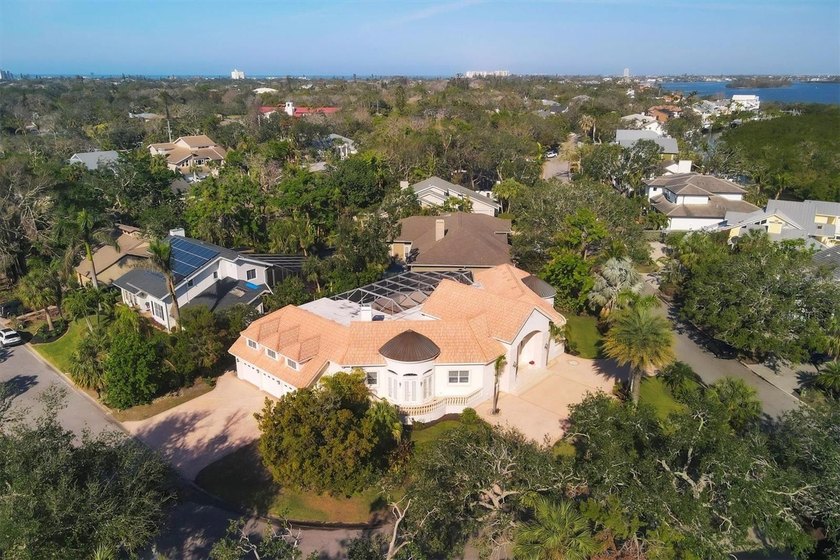 Immerse yourself in the tranquility of 5331 Siesta Cove Drive, a - photo 3