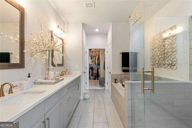 Welcome to this beautifully upgraded three-level townhouse - photo 34