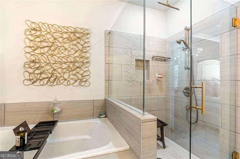 Welcome to this beautifully upgraded three-level townhouse - photo 36
