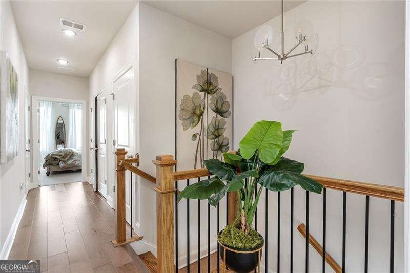 Welcome to this beautifully upgraded three-level townhouse - photo 38