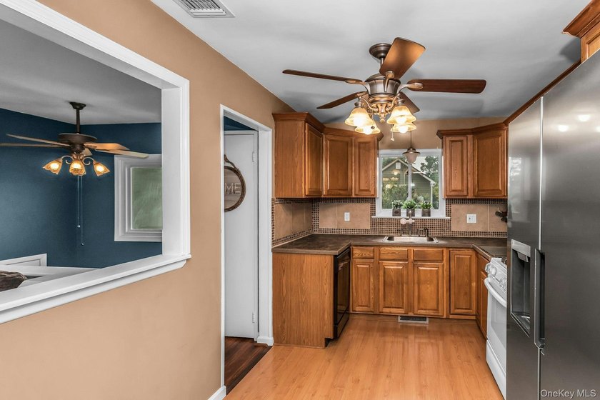 LEGAL ACCESSORY APARTMENT in this 2200 Sq Ft Hi-Ranch! Featuring - photo 8