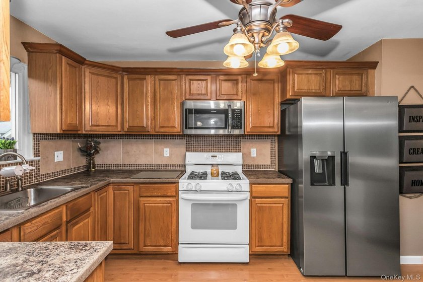 LEGAL ACCESSORY APARTMENT in this 2200 Sq Ft Hi-Ranch! Featuring - photo 9