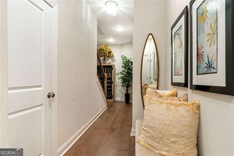 Welcome to this beautifully upgraded three-level townhouse - photo 42
