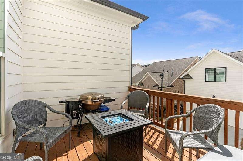 Welcome to this beautifully upgraded three-level townhouse - photo 43