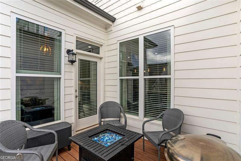 Welcome to this beautifully upgraded three-level townhouse - photo 44