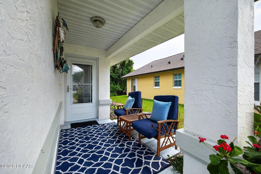 Lovingly maintained and move-in ready, this charming 3-bedroom - photo 3