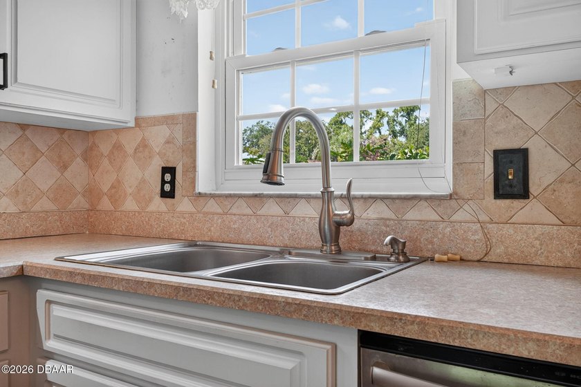 Lovingly maintained and move-in ready, this charming 3-bedroom - photo 8