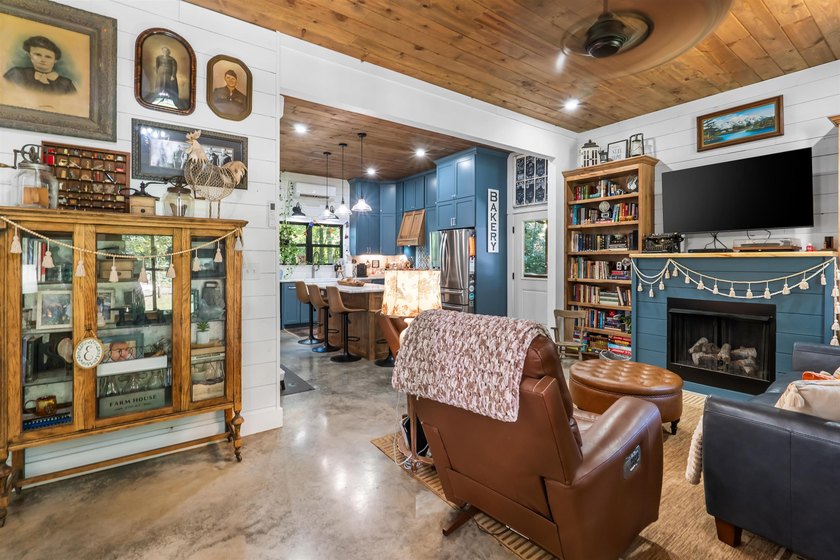 Escape to your own private retreat on 19.66 acres just minutes - photo 4