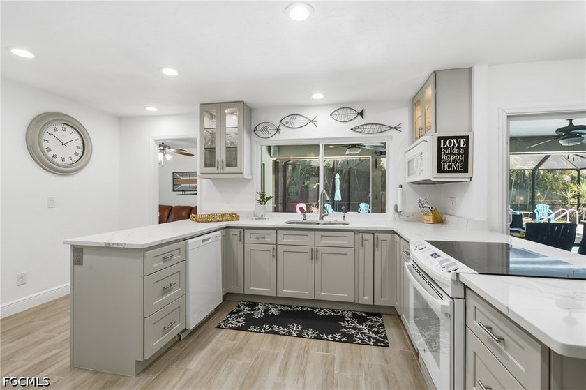 Discover your own private Florida retreat on an oversized - photo 4