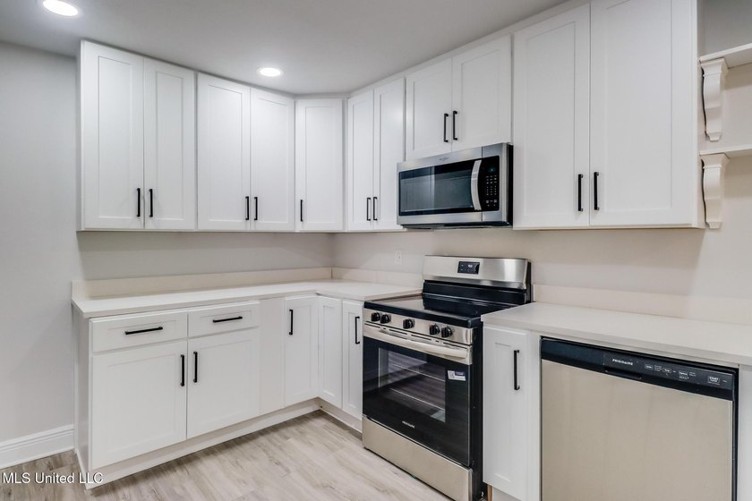 Welcome to your dream home! This beautiful smart home is - photo 4