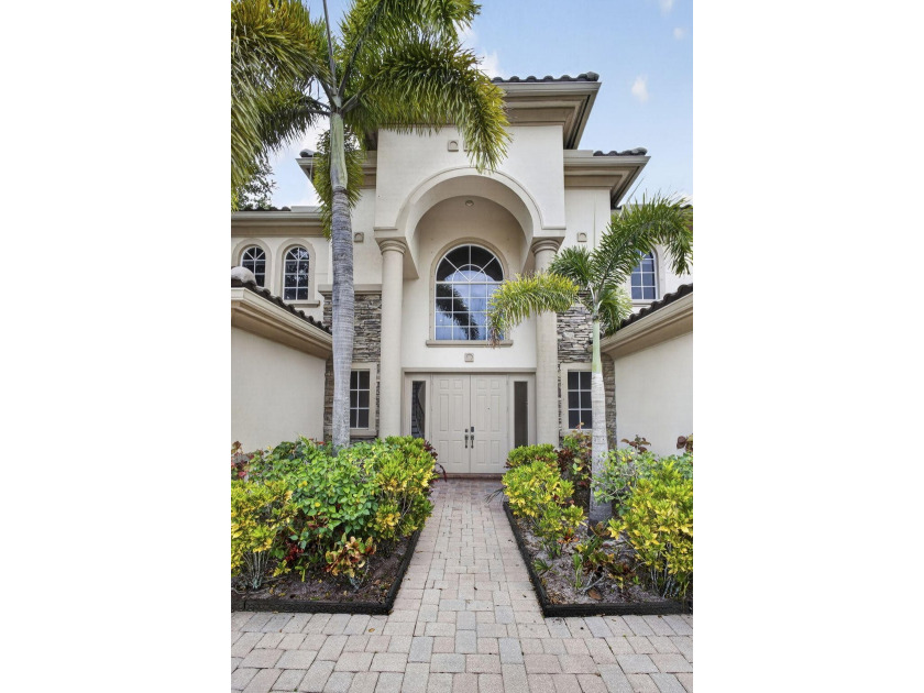Located on a private cul-de-sac lakefront lot in the exclusive - photo 2