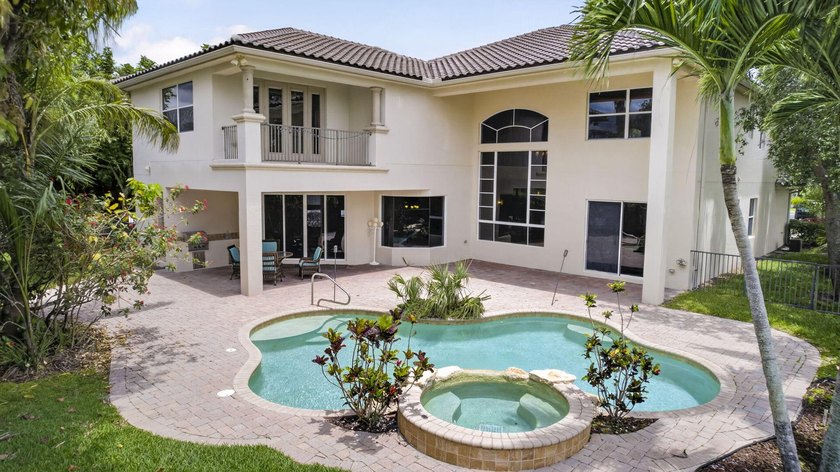 Located on a private cul-de-sac lakefront lot in the exclusive - photo 7