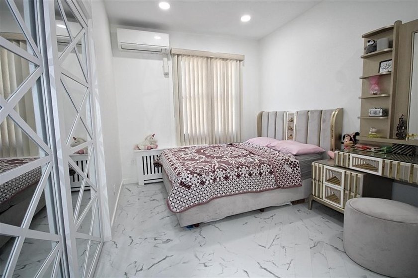 Welcome to this extraordinary solid-brick residence in the heart - photo 22