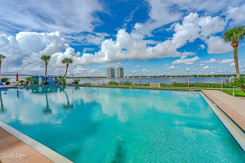 1 Bedroom- Easy Conversion for 2 Bedrooms. Wake up to sparkling - photo 2