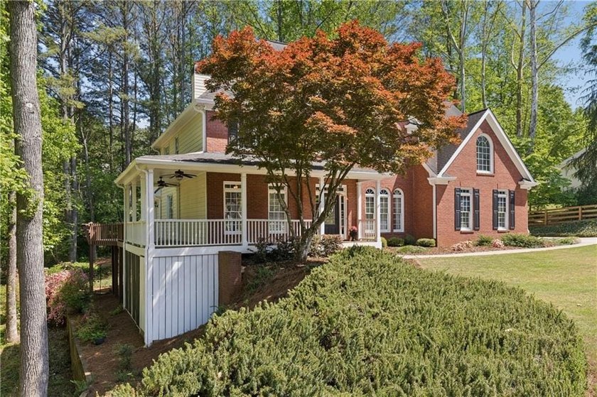 Southern Charm Meets Storybook Setting - Welcome to a truly - photo 2