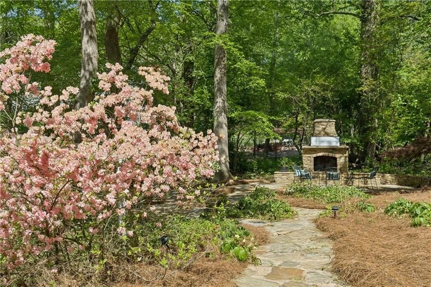 Southern Charm Meets Storybook Setting - Welcome to a truly - photo 6