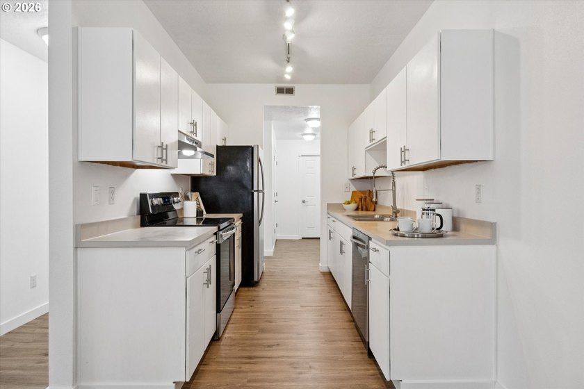 Charming, light-filled condo in the heart of Goose Hollow. This - photo 16