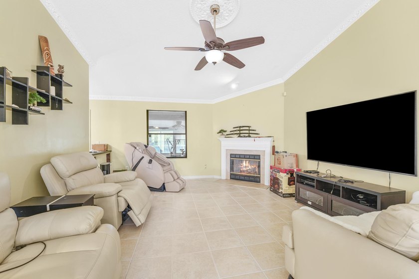 Private Florida resort-style brick home with screened pool - photo 18