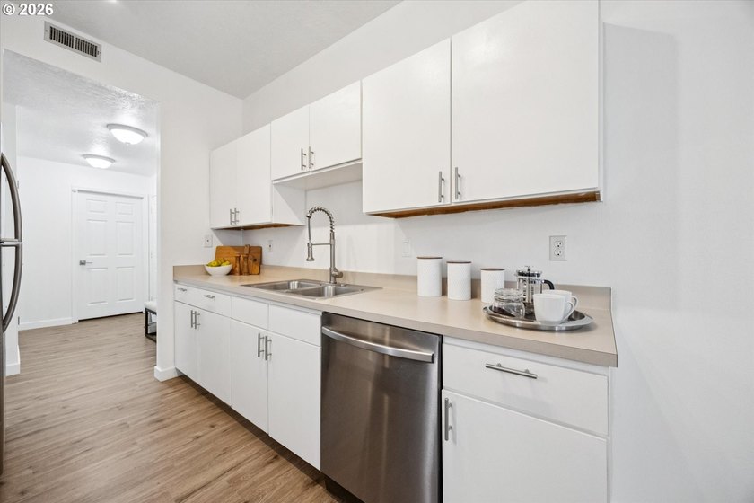 Charming, light-filled condo in the heart of Goose Hollow. This - photo 18