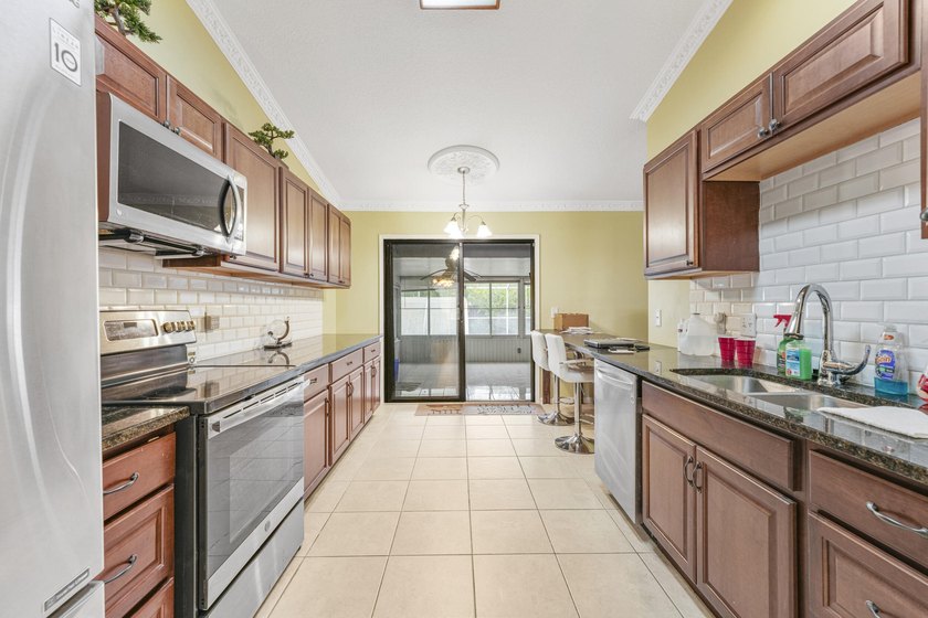 Private Florida resort-style brick home with screened pool - photo 20