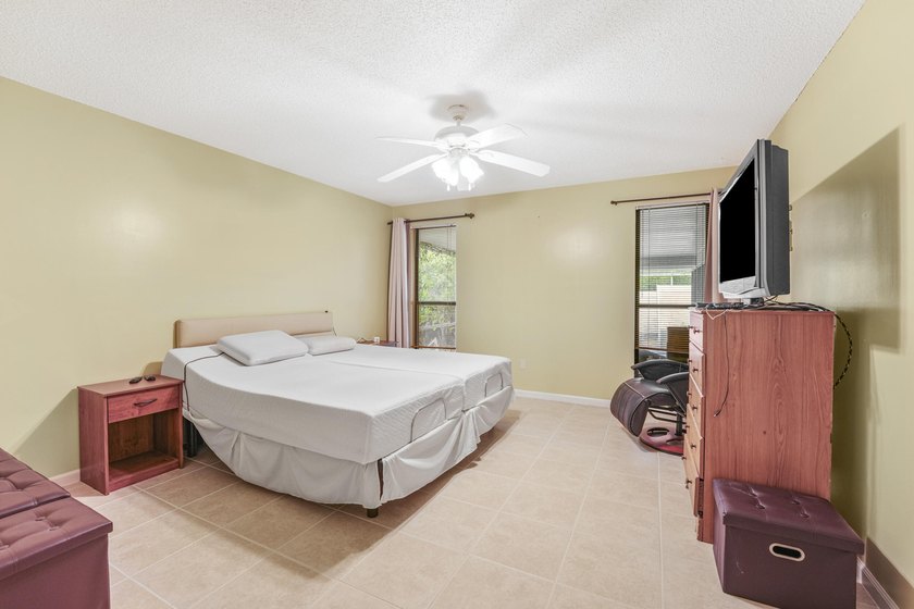 Private Florida resort-style brick home with screened pool - photo 27