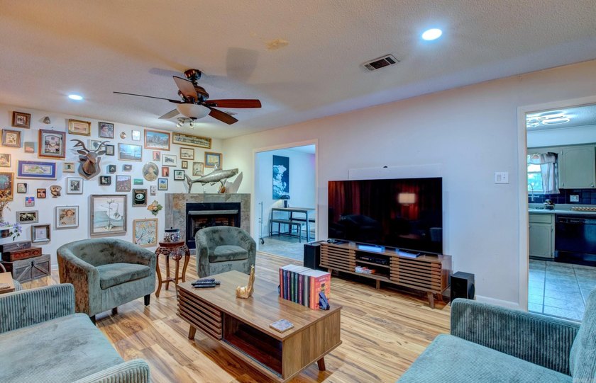 Welcome to this charming, artsy and eclectic decorated home - photo 8