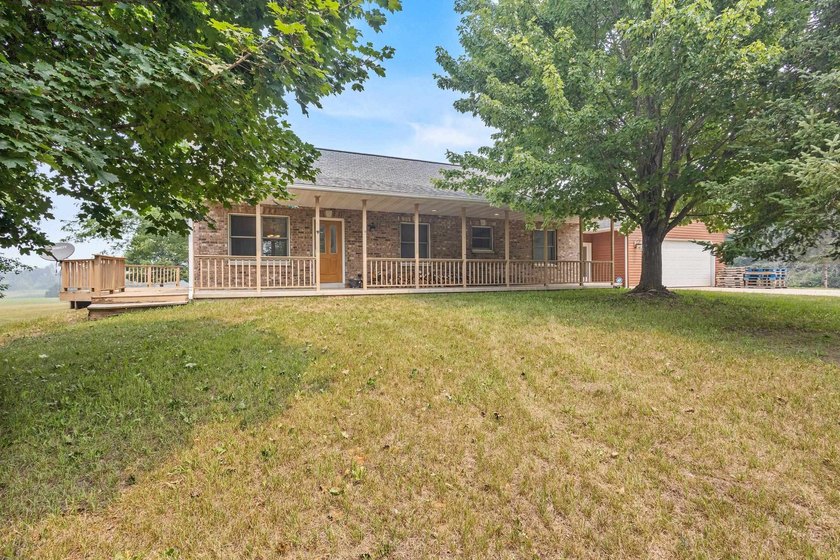 The drive in says it all! A long, tree-lined driveway leads to - photo 8