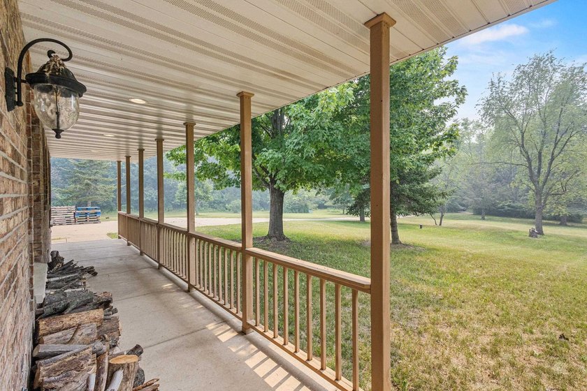 The drive in says it all! A long, tree-lined driveway leads to - photo 9