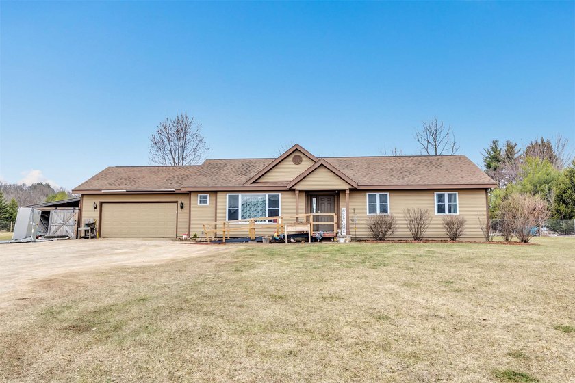 Beautifully updated 4-bedroom, 3 full-bath home on 2.54 acres in - photo 2