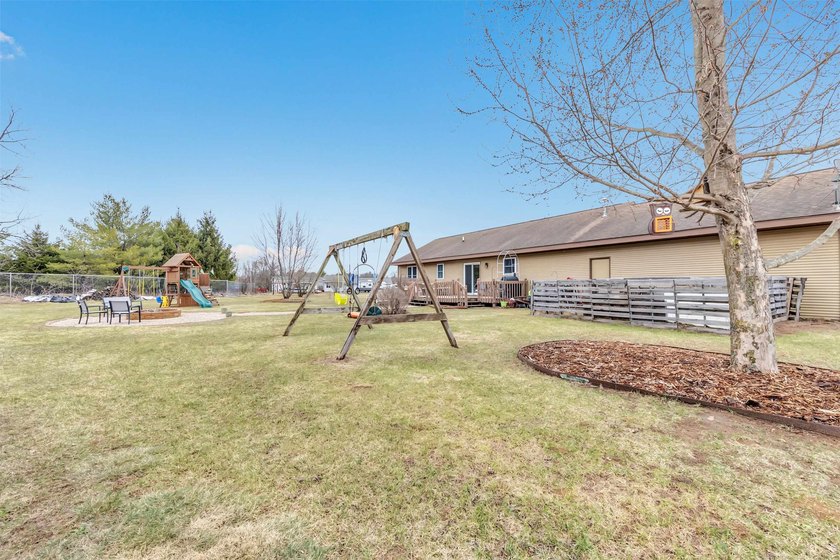 Beautifully updated 4-bedroom, 3 full-bath home on 2.54 acres in - photo 3