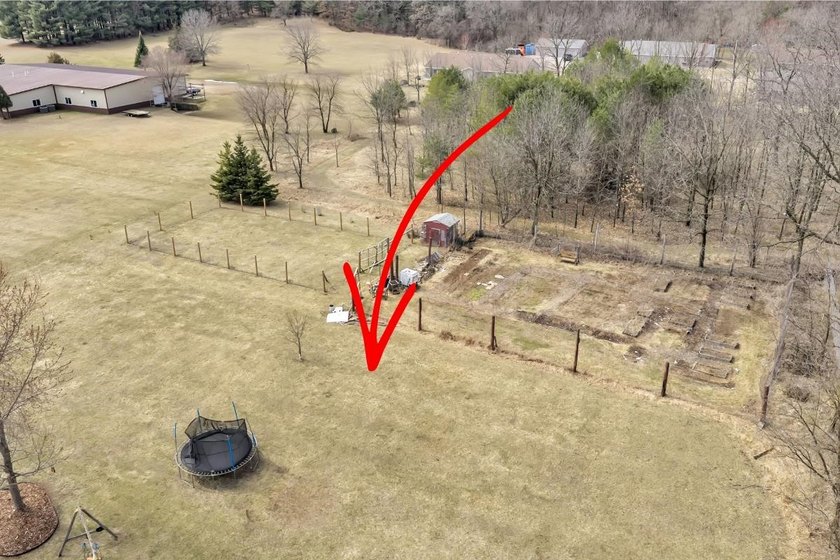 Beautifully updated 4-bedroom, 3 full-bath home on 2.54 acres in - photo 4